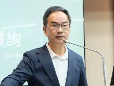 立委李昆澤針對鐵路交通安全改善及偽造車牌引發的交通安全隱患與交通部展開討論,並要求交通部提出具體改善方案。(記者吳文欽攝)