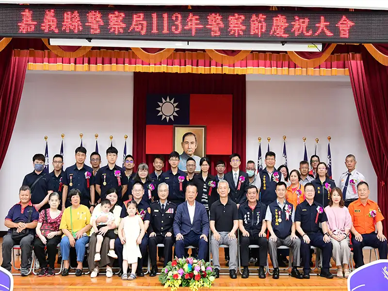 嘉義縣警察局慶祝警察節大會，由縣長翁章梁表揚23位優秀警察同仁，並一同合影。(圖/嘉義縣警察局提供)