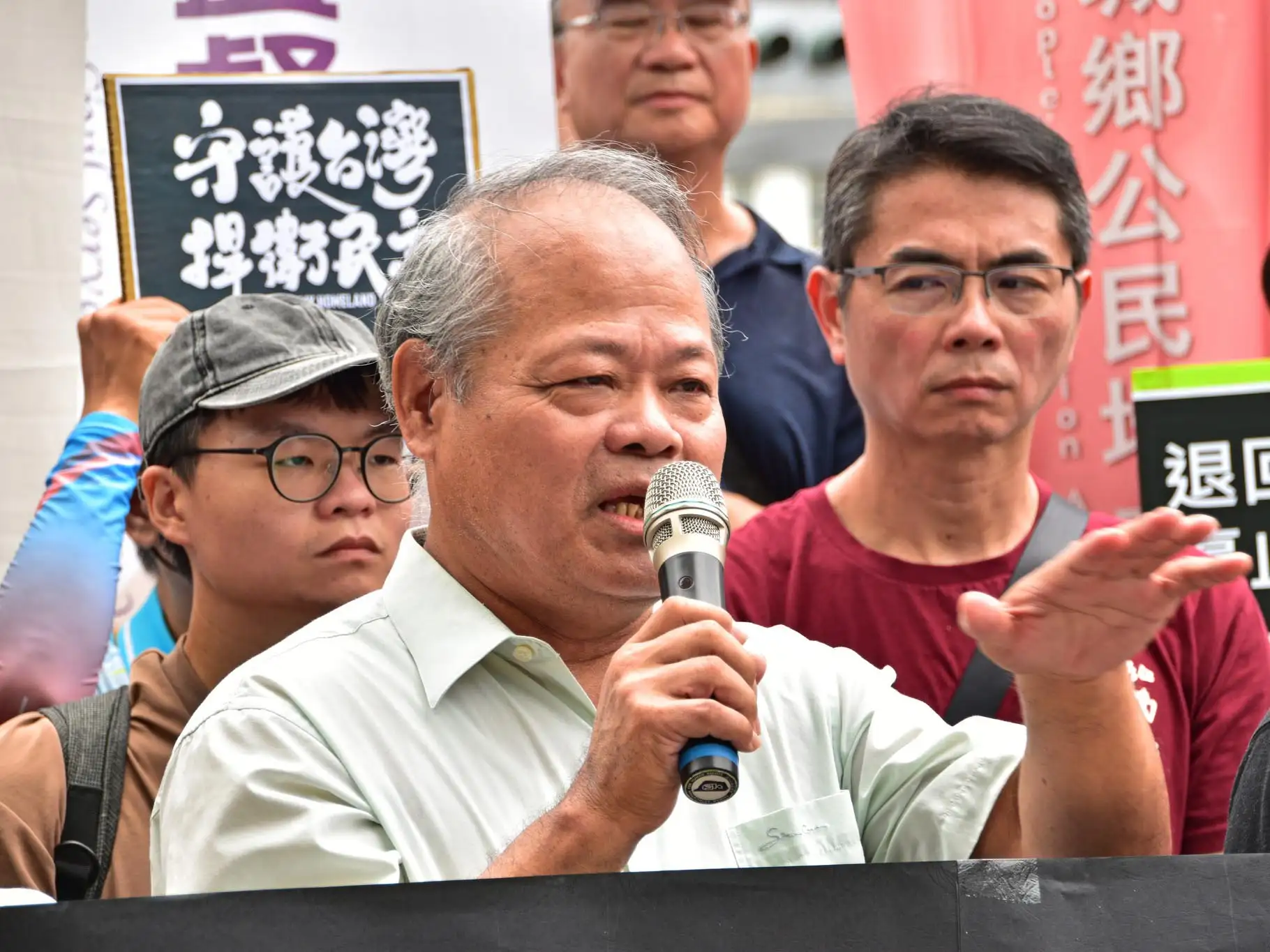 高雄市公民監督公僕聯盟（高督盟）理事長陳銘彬認為，議會第二次會期嚴重的政黨惡鬥，藍綠雙方都各有責任。（記者吳文欽攝）