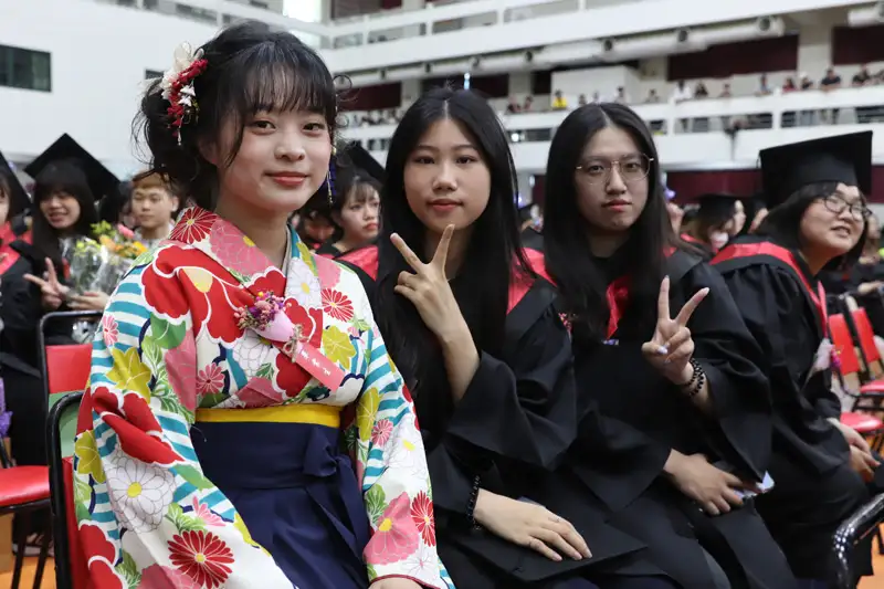 曾去日本見習的醫管系畢業生郭佩婷特地穿和服參加畢業典禮盛典，成了會場眾人目光。(圖/中華醫大提供)