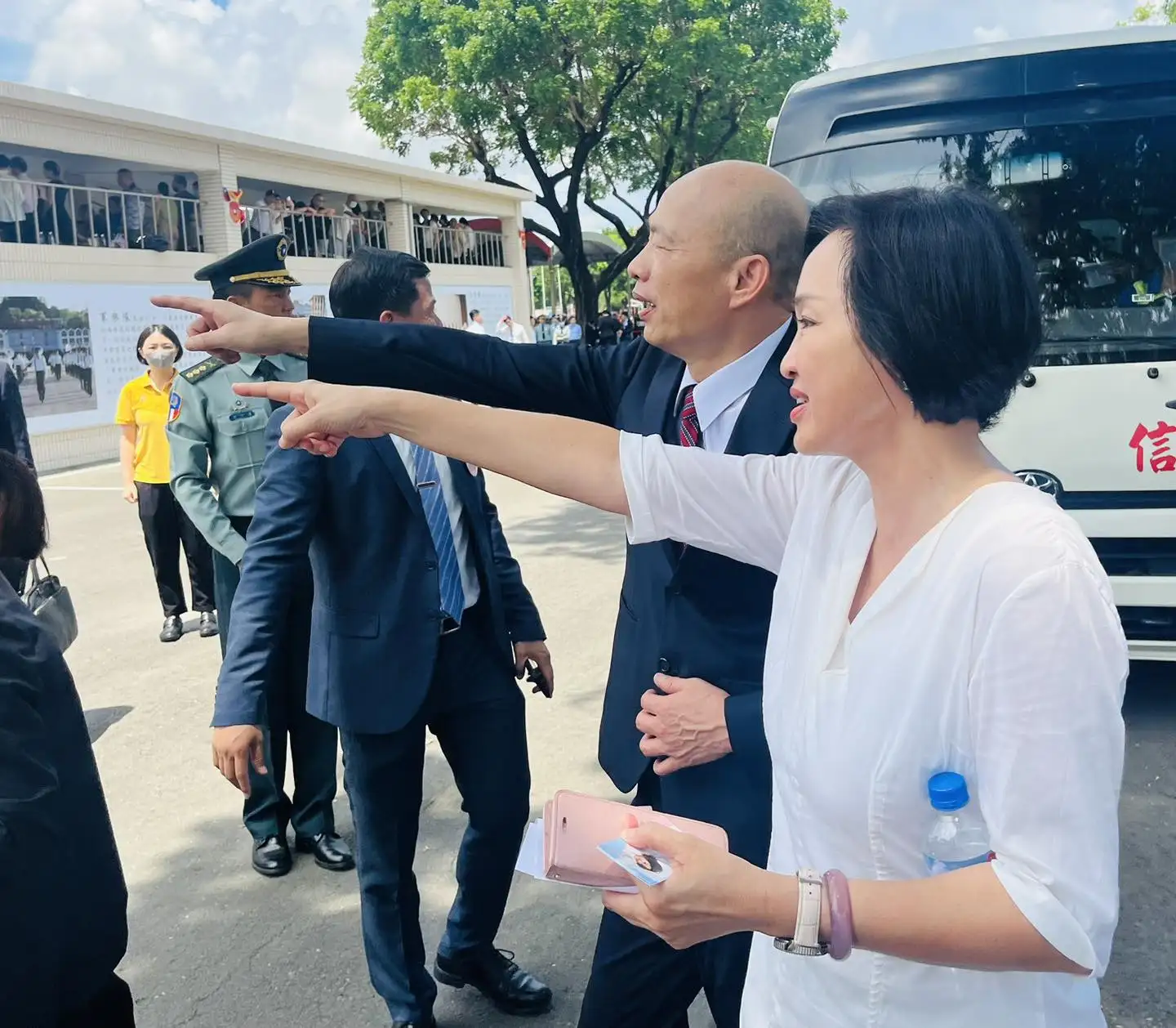 國民黨立委柯志恩陪同立法院長韓國瑜出席陸軍官校100周年慶典禮。（記者吳文欽攝）