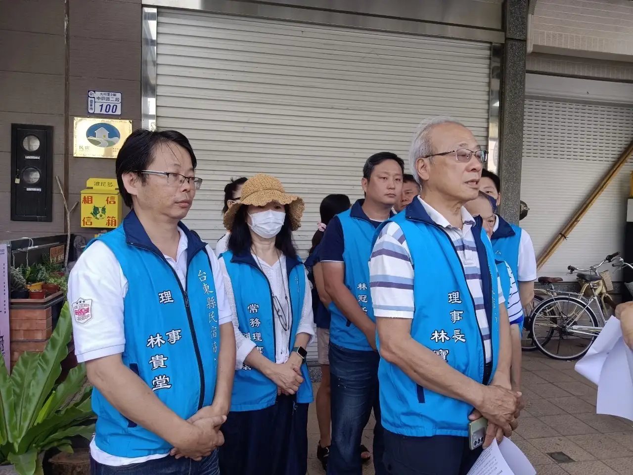 台東縣府交觀處18日上午前往中興路二段違法民宿進行裁罰及廢止登記證公告，現場也邀請民宿協會理事長說明相關觀光推動事宜。（記者洪淑玉翻攝）