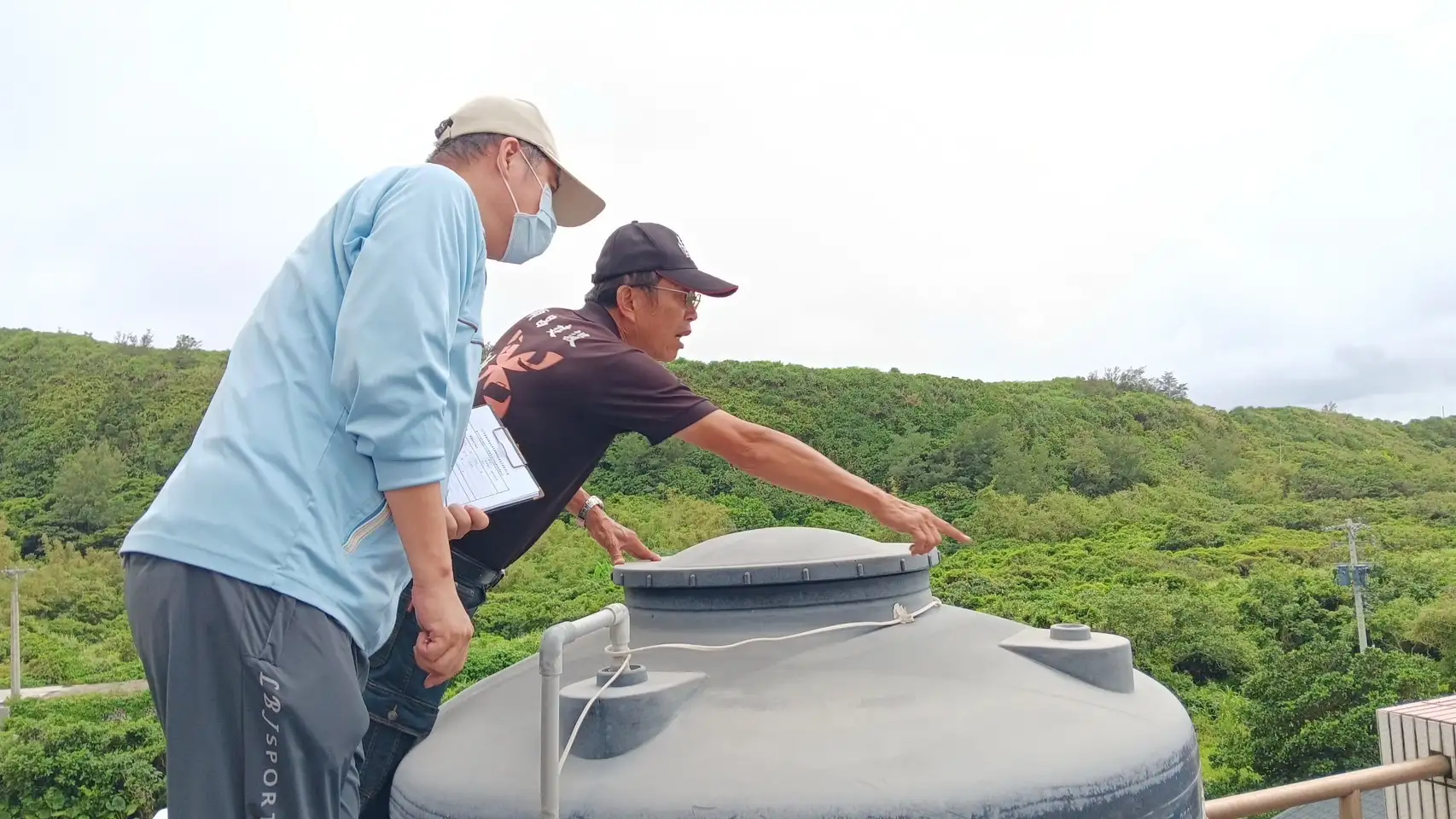 保障兩離島飲用水品質，臺東縣環保局推行蘭嶼及綠島公私場所蓄水池水塔及飲水設備體檢輔導。（記者洪淑玉翻攝）