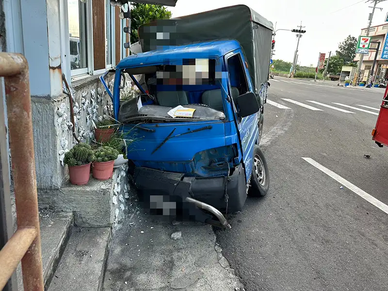 嘉義縣東石鄉台82線與台17線路口清晨發生死亡車禍，二車在路口相撞，力道相當強大造成車頭嚴重損壞。（圖/嘉義縣消防局提供）