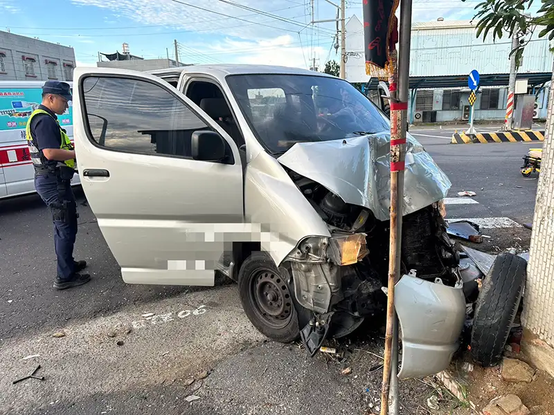 嘉義縣東石鄉台82線與台17線路口清晨發生死亡車禍，二車在路口相撞，力道相當強大造成車頭嚴重損壞。（圖/嘉義縣消防局提供）