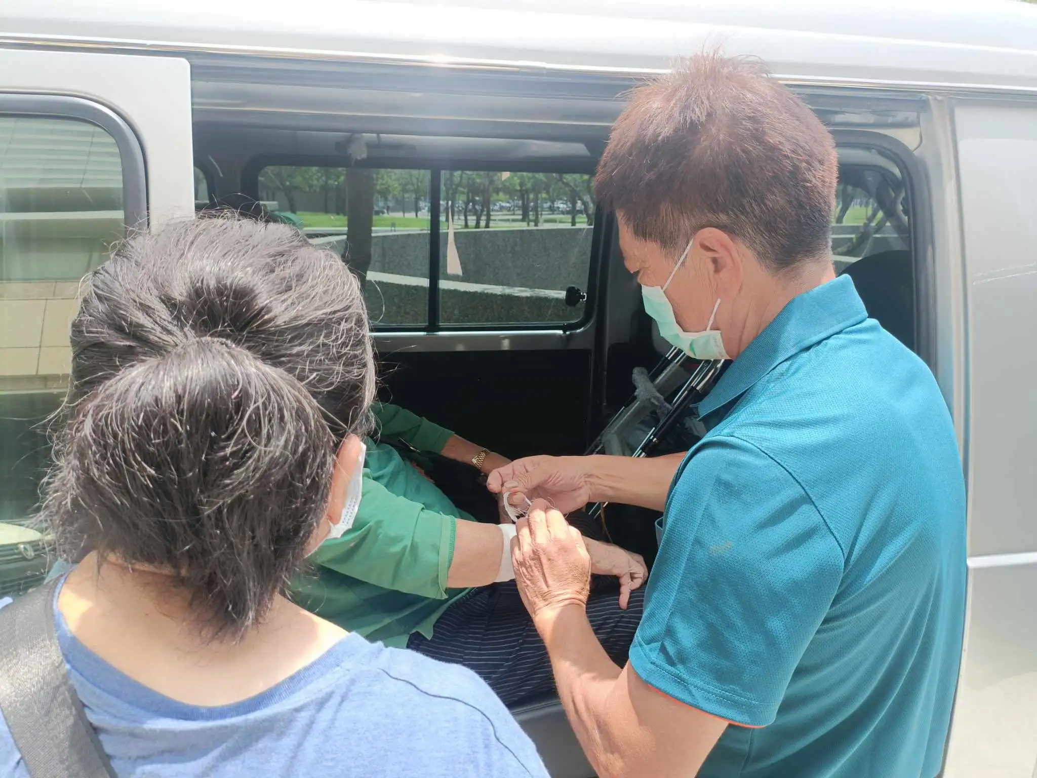 賢德(圖右)對工作內容和時間的掌握非常得宜，還能根據乘客的臨時需求靈活調整工作方式，甚至在受傷乘客遇到突發情況需要簡單包紮，都能駕輕就熟。（圖／朴子就業中心提供）