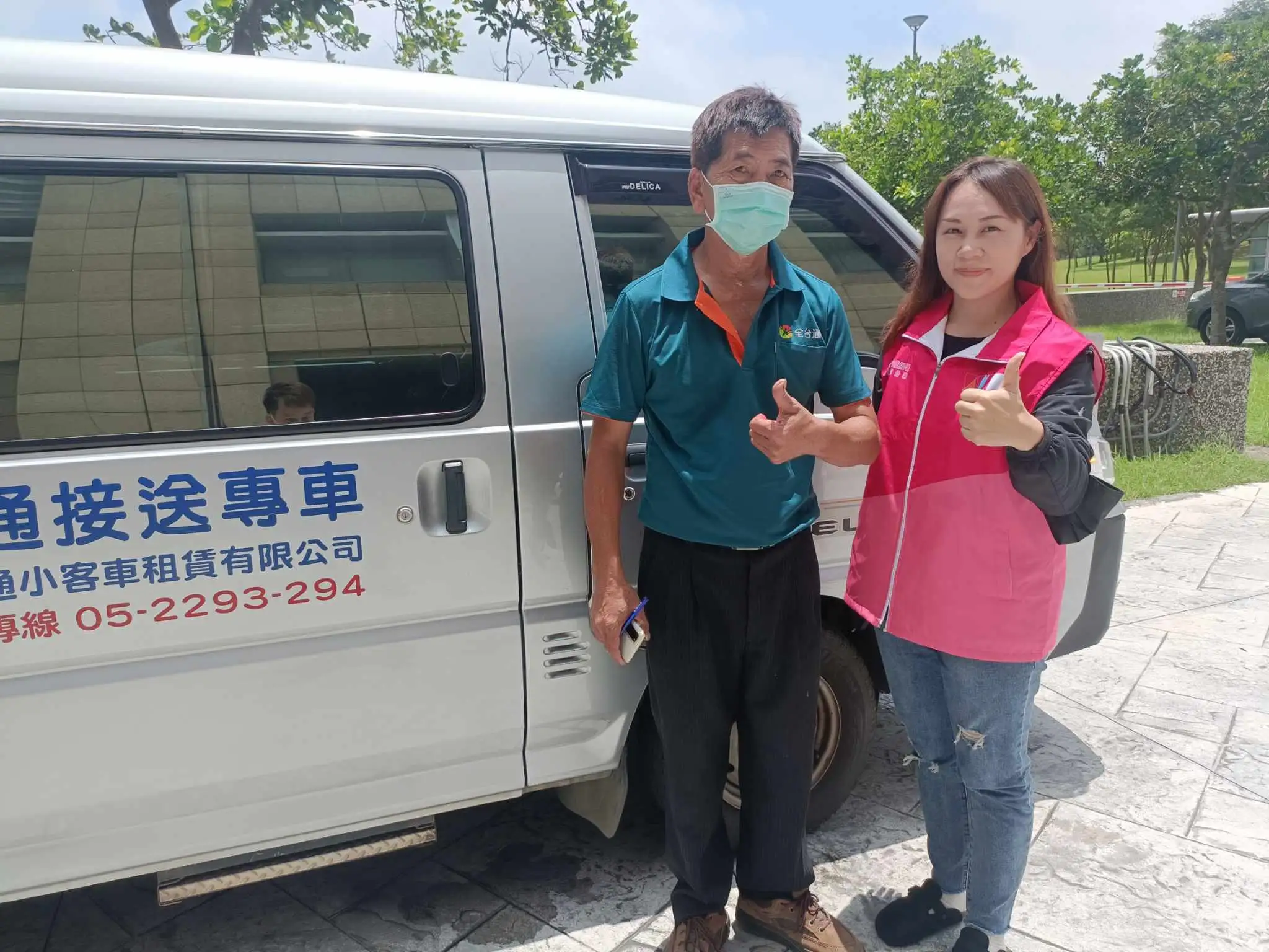 就服員孫雩琪與賢德(圖左)服務過程中發現他擁有豐富的駕駛經驗，但因年紀較大且無法久站，因此運用壯世代就業促進獎勵推介至全台通小客車復康巴士擔任司機工作。（圖／朴子就業中心提供）