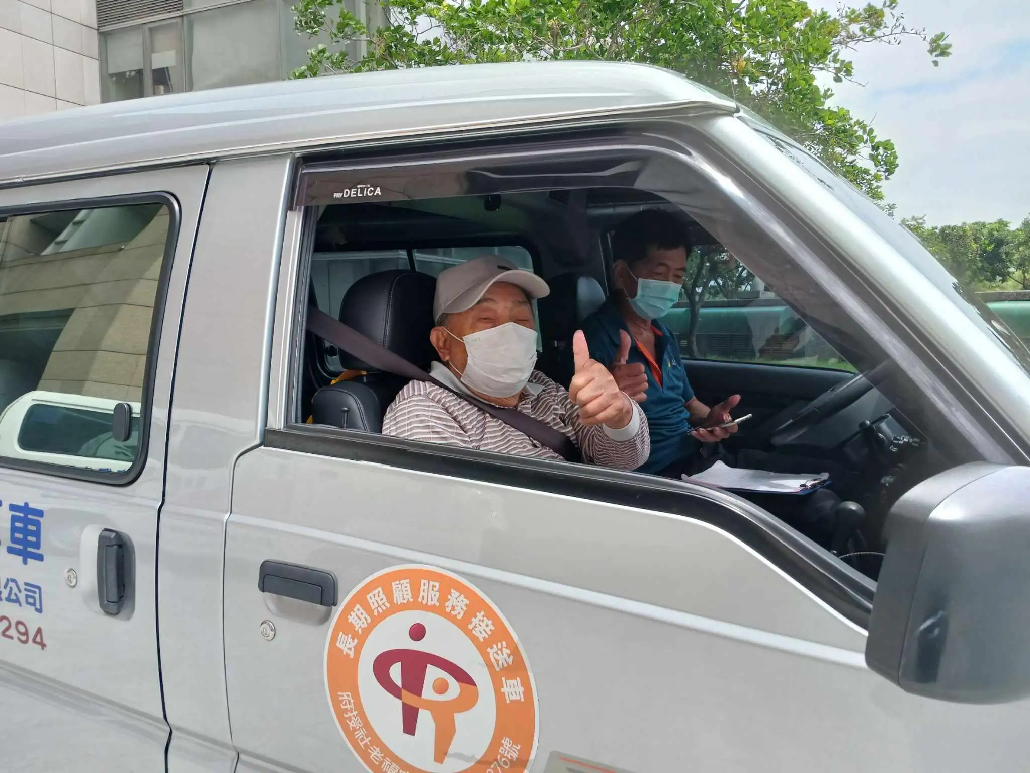 賢德(圖右)儘管有15年的大貨車經驗，但重新獲得這份工作讓他格外珍惜，使乘客能安全抵達目的地，這是他最大的成就感。（圖／朴子就業中心提供）