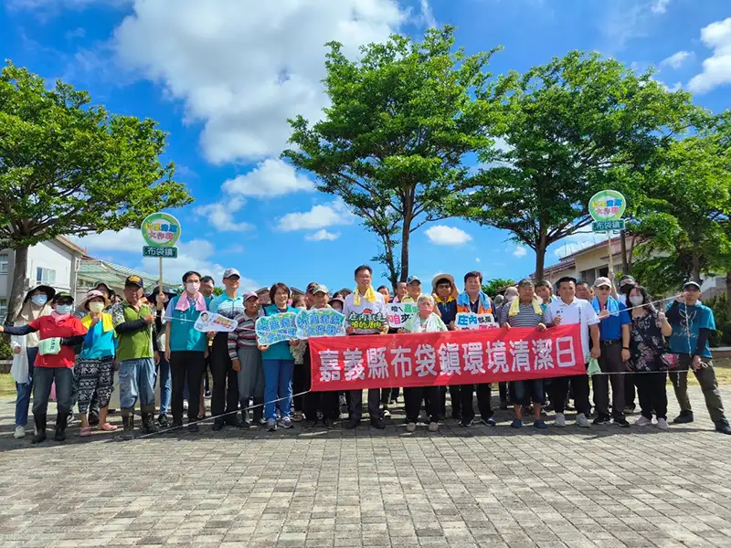  嘉義縣布袋鎮新民里由鎮長蔡瑋傑、環保局長張輝川帶頭庄內清潔大作戰。（圖/嘉義縣政府提供)