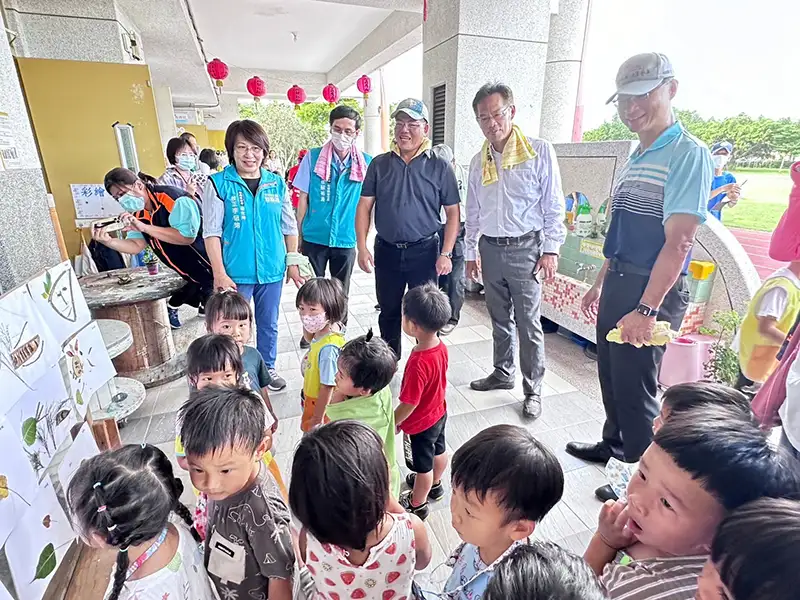 嘉義縣布袋鎮新塭國小師生也加入清潔大作戰行列。（圖/嘉義縣政府提供)