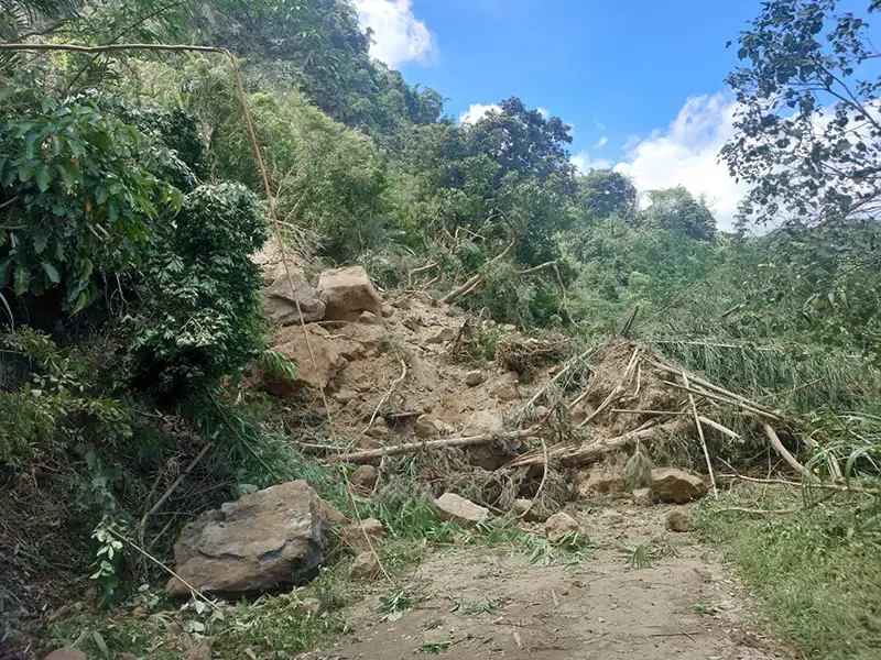 嘉縣梅山嘉154-1線山崩道路中斷,民眾請改道行駛,工程單位預定6/22下午17點前搶通。(圖/竹崎分局提供)