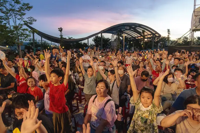 嘉義縣2024夏至日系列活動22日晚間在嘉義縣北回二館太空教育館上演「阿波菲斯環遊世界大冒險」兒童舞台劇。(圖/嘉義縣政府提供)