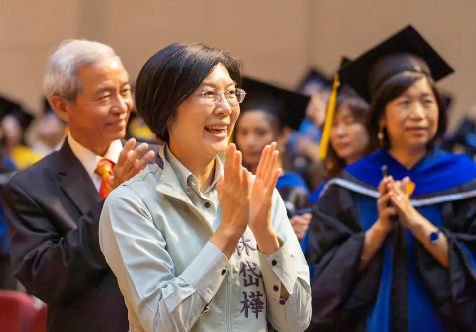 立委林岱樺出席高雄師範大學及台鋼科技大學畢業典禮，她勉勵畢業生，無論身處何地，無論面對何種挑戰，都要牢記，要為世界帶來積極正面的影響。（記者吳文欽攝）