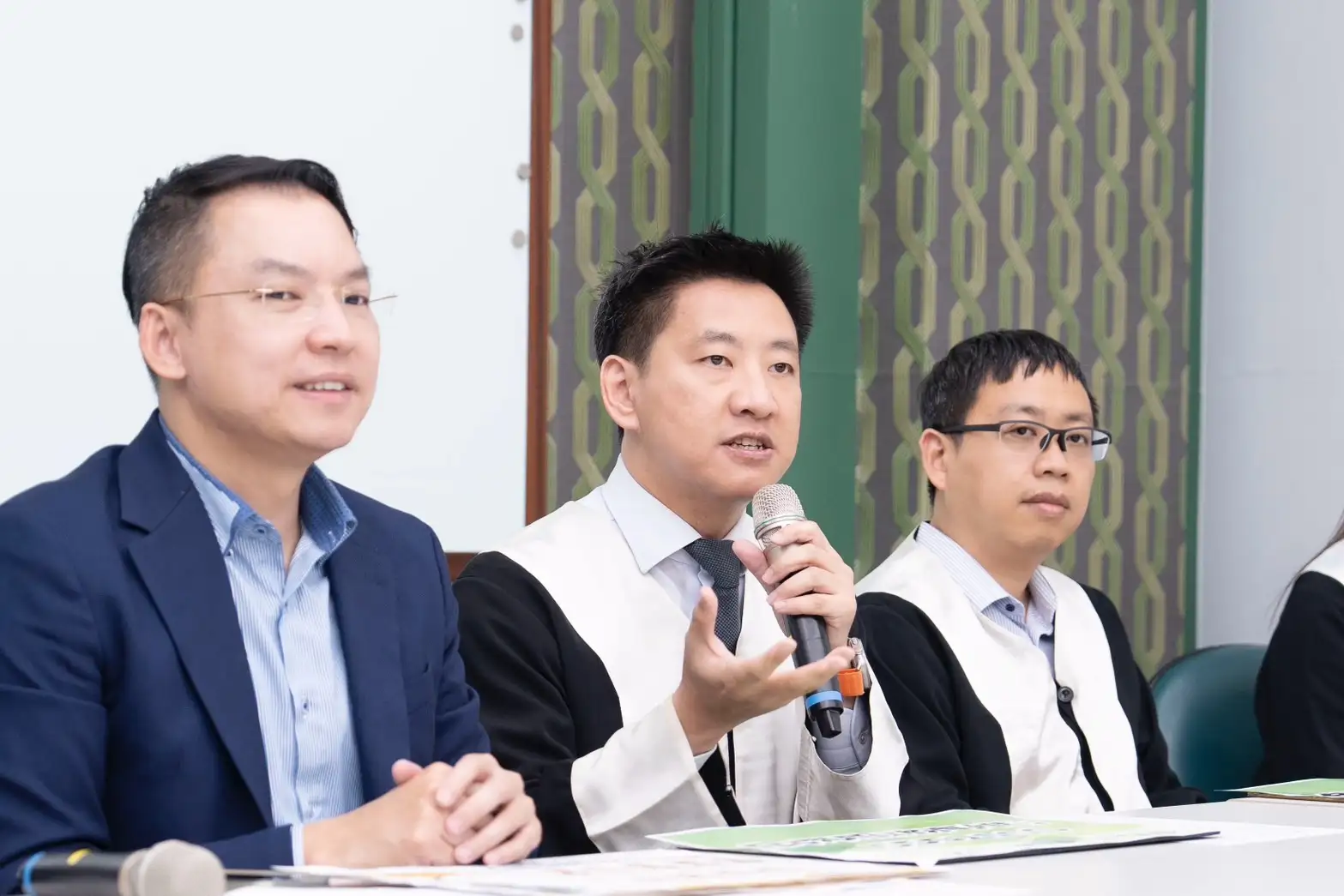 民進黨高雄市黨部主委黃文益表示,黨部將於7月正式啟動兩大服務,處理市民所遇到問題。(記者吳文欽攝)