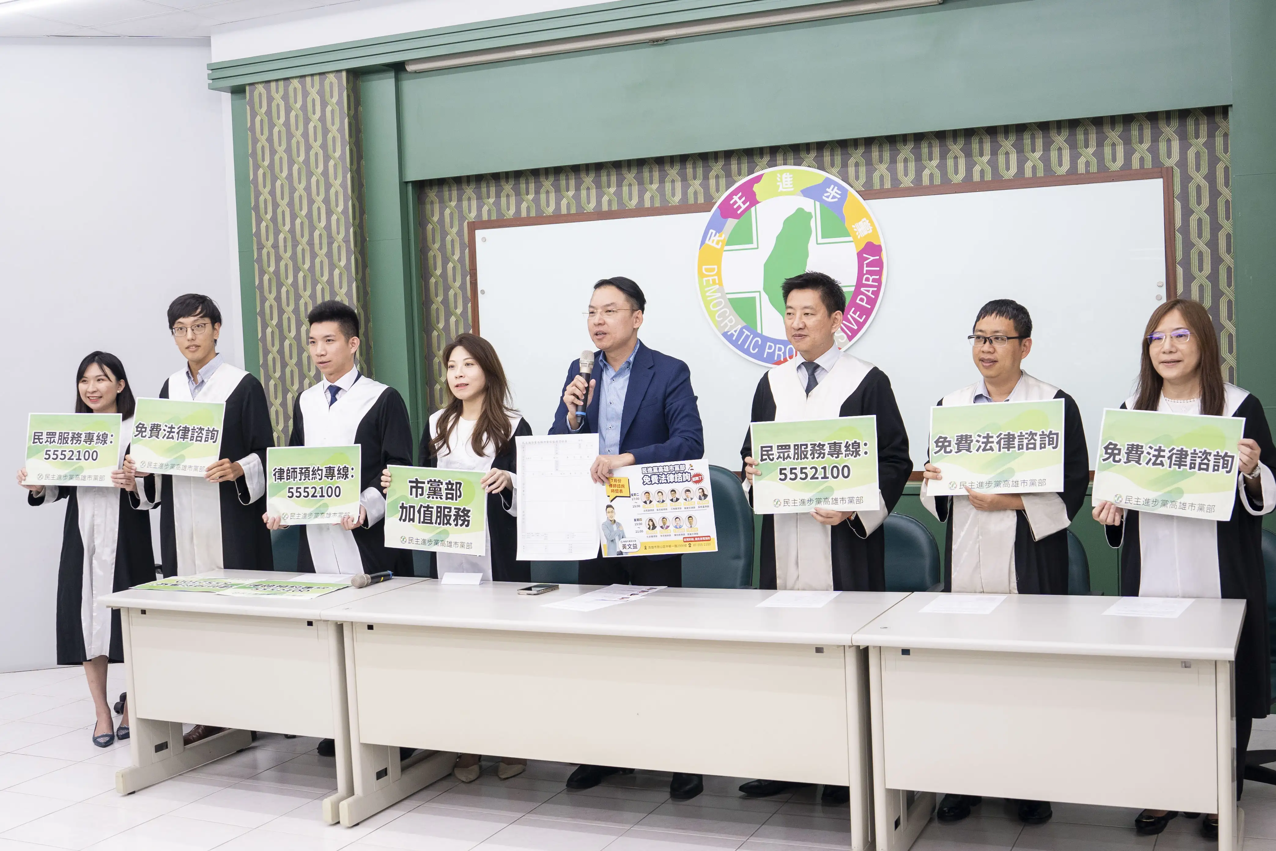 民進黨高雄市黨部主委黃文益於26日表示,黨部將於7月正式啟動兩大服務。(記者吳文欽攝)