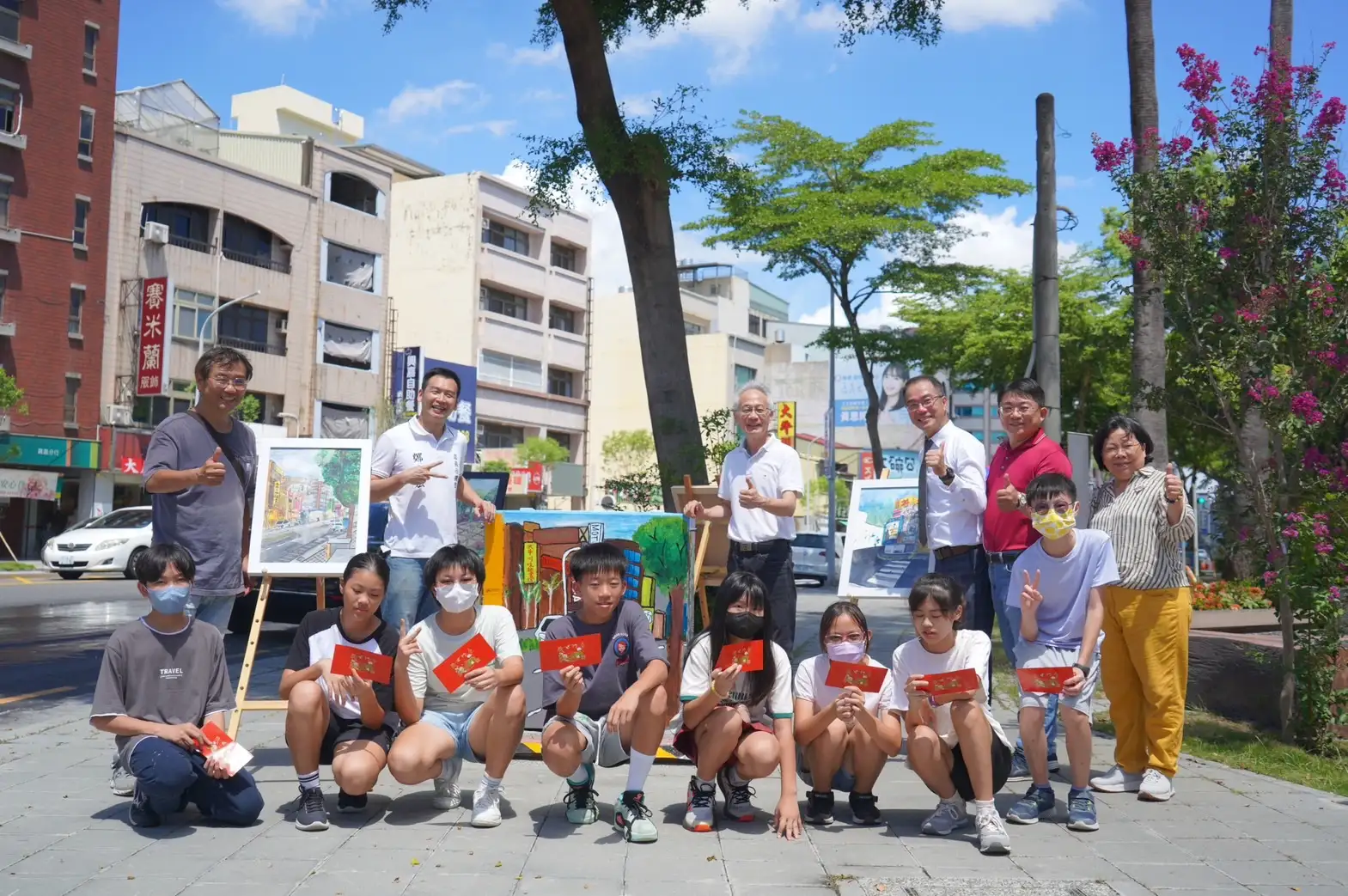 嘉義市大同國民小學與台灣電力公司合作，將嘉義市興嘉公園人行步道上的電箱藝術化，26日在興嘉公園前的人行步道，由教育處郭添財處長、鄭光宏議員及工務處代表攜手完成電箱創作的最後彩繪，一同簽名在學生的作品上，象徵共同攜手美化這座城市的一隅。（記者洪淑玉翻攝）