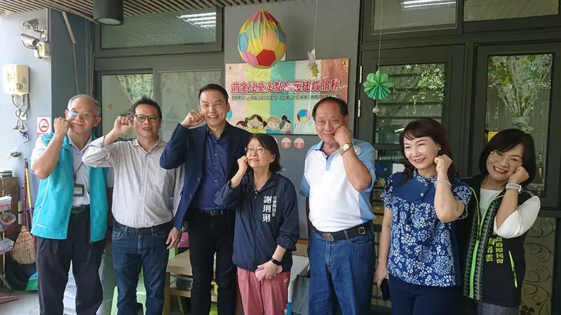 高雄市議會社政委員會召集人黃文益率同王義雄、范織欽和何權峰議員前往勞工博物館和大同社會住宅社區關懷據點、銀髮家園和托育服務據點考察。(記者吳文欽攝)