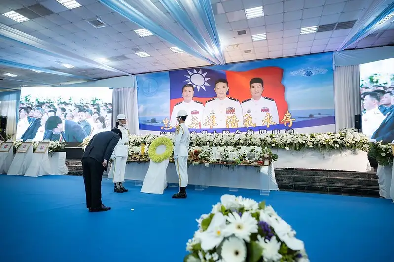 賴清德總統蒞臨高雄海軍官校出席聯合追思典禮,並頒發褒揚令,表彰殉職海虎軍艦士官長林俊榮、顏辰帆及張晁毓恪盡職守、救援同胞的英勇精神。(記者吳文欽攝)