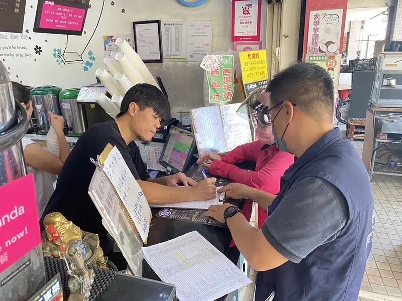 為推動垃圾源頭減量，一日起臺東縣所有連鎖及非連鎖飲料店均不得提供塑膠一次性飲料杯。（記者洪淑玉翻攝）