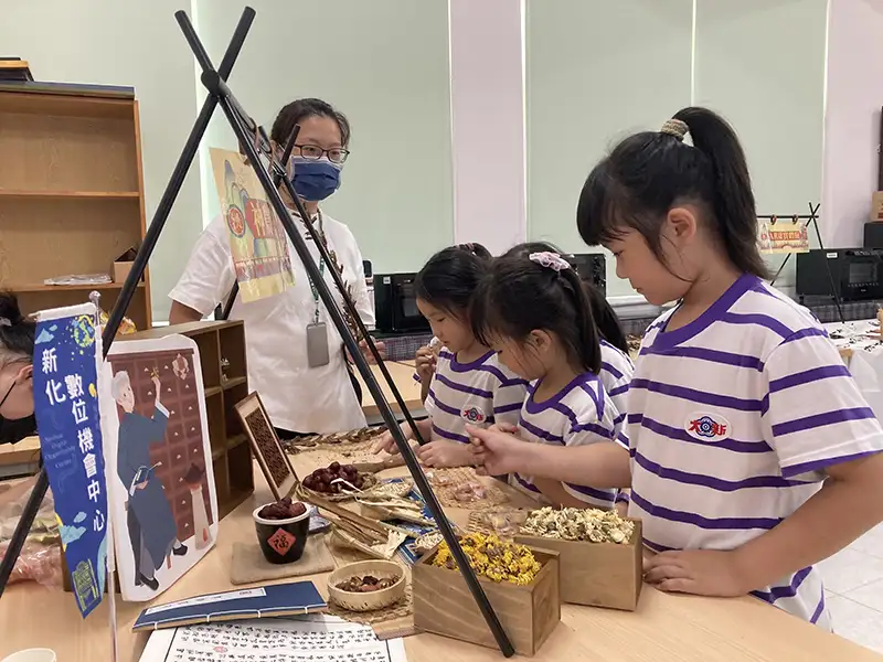 大新國小孩童神農嚐百草，透過五感體驗藥材。(圖/崑大資管系 提供)