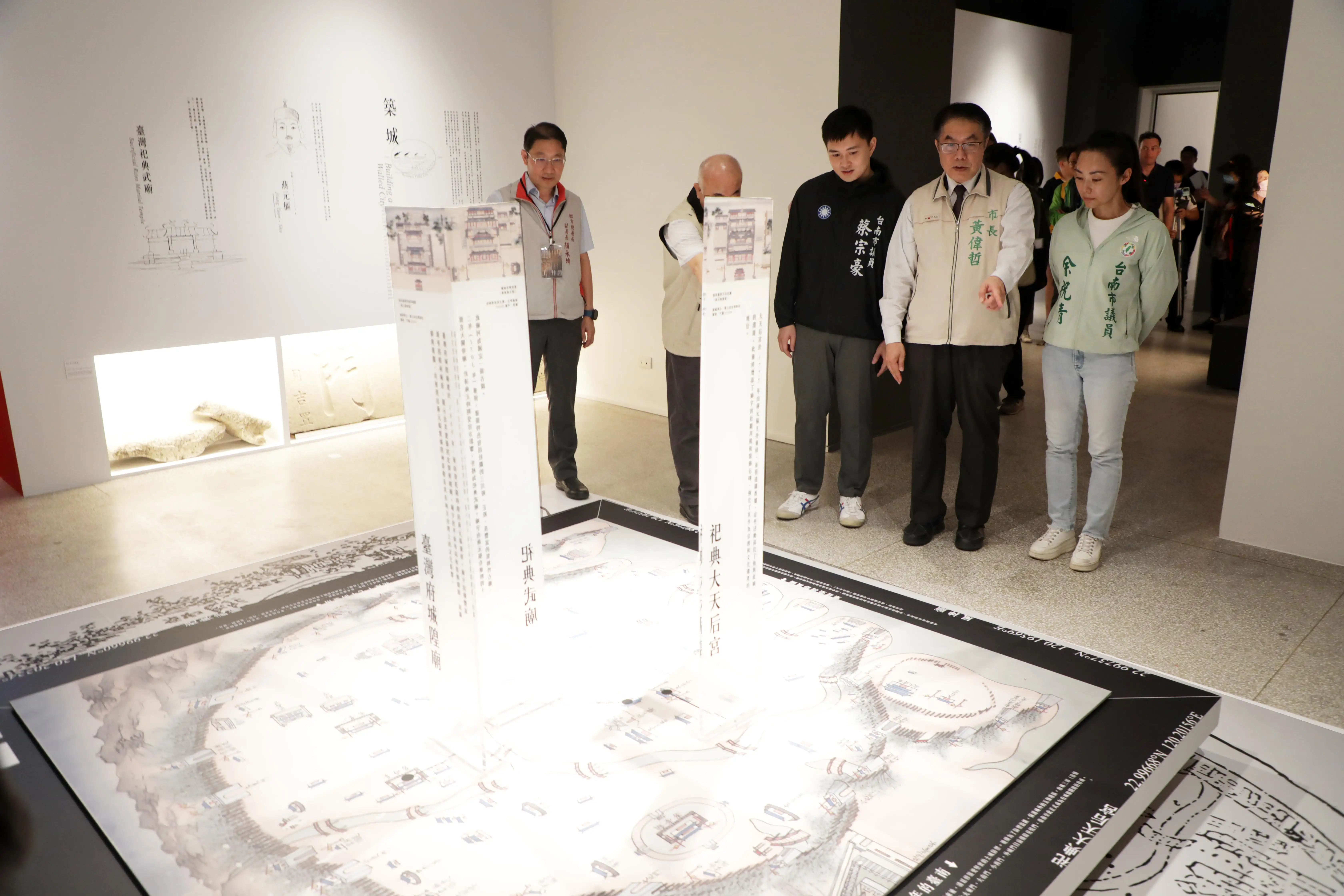 台南市政府都市發展局舉辦之臺南400「透．南城-城市穿行四百年」城市展，在臺南市美術館一館開始試營運，由市長黃偉哲開箱揭亮點。(圖/台南市政府 提供)