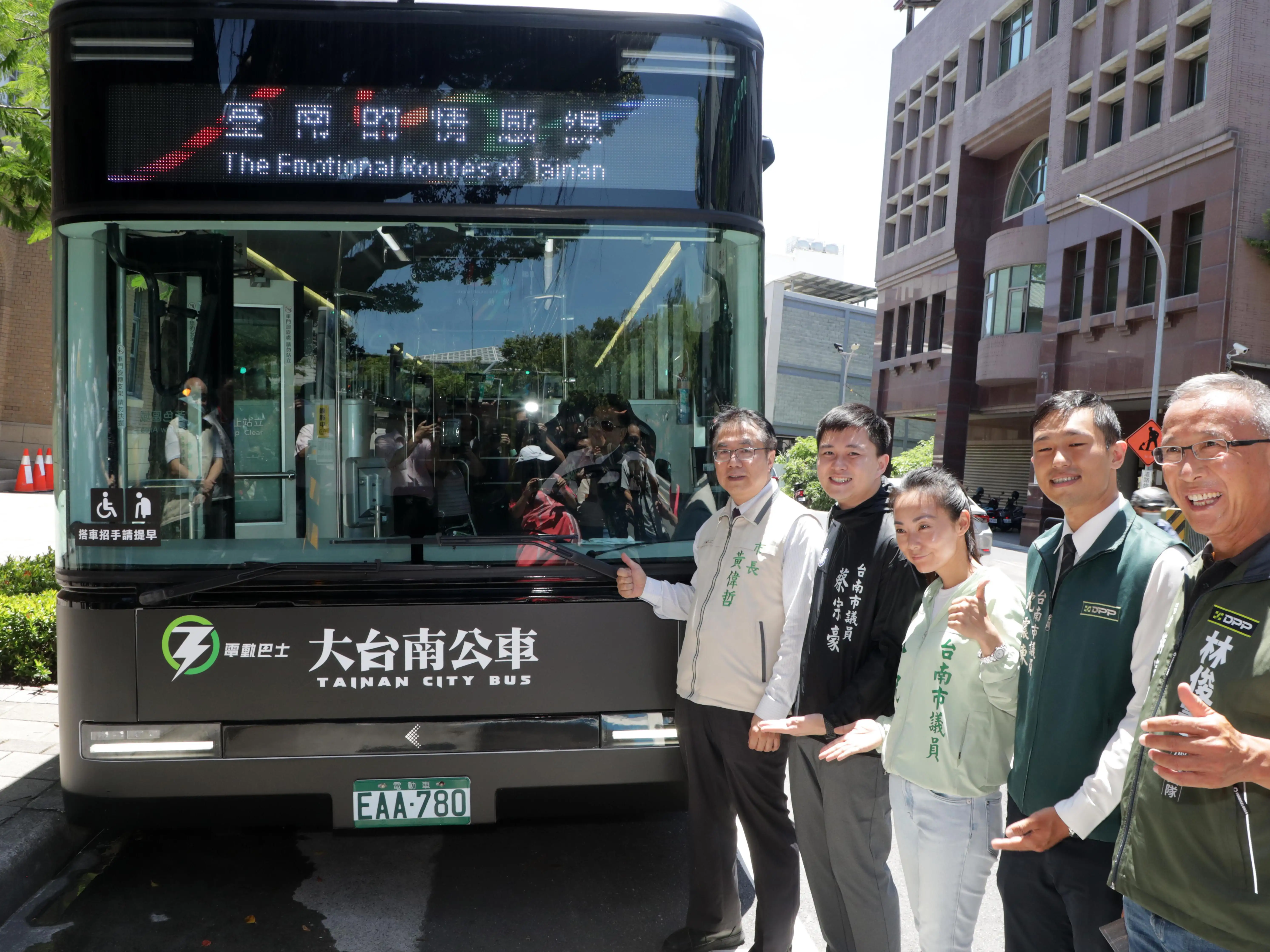 公車行動展以「臺南的情感線」為城市主題，配合都發局展期接駁至海安街道美術館、大臺南智慧交通中心、安平再生水廠環教中心特展「水的400種形狀」參觀。(圖/台南市政府提供)