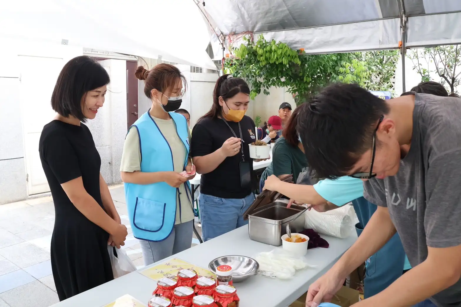 庇護商店也在民眾愛心不落人後下生意興隆,消暑聖品「剉冰」更是大受歡迎。(記者洪淑玉翻攝)