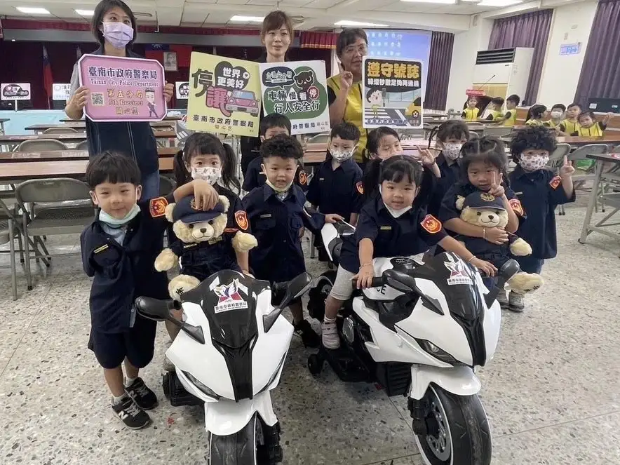 活動現場中讓孩子們扮演小小警察，穿上迷你警察制服。(圖/南市五分局 提供)