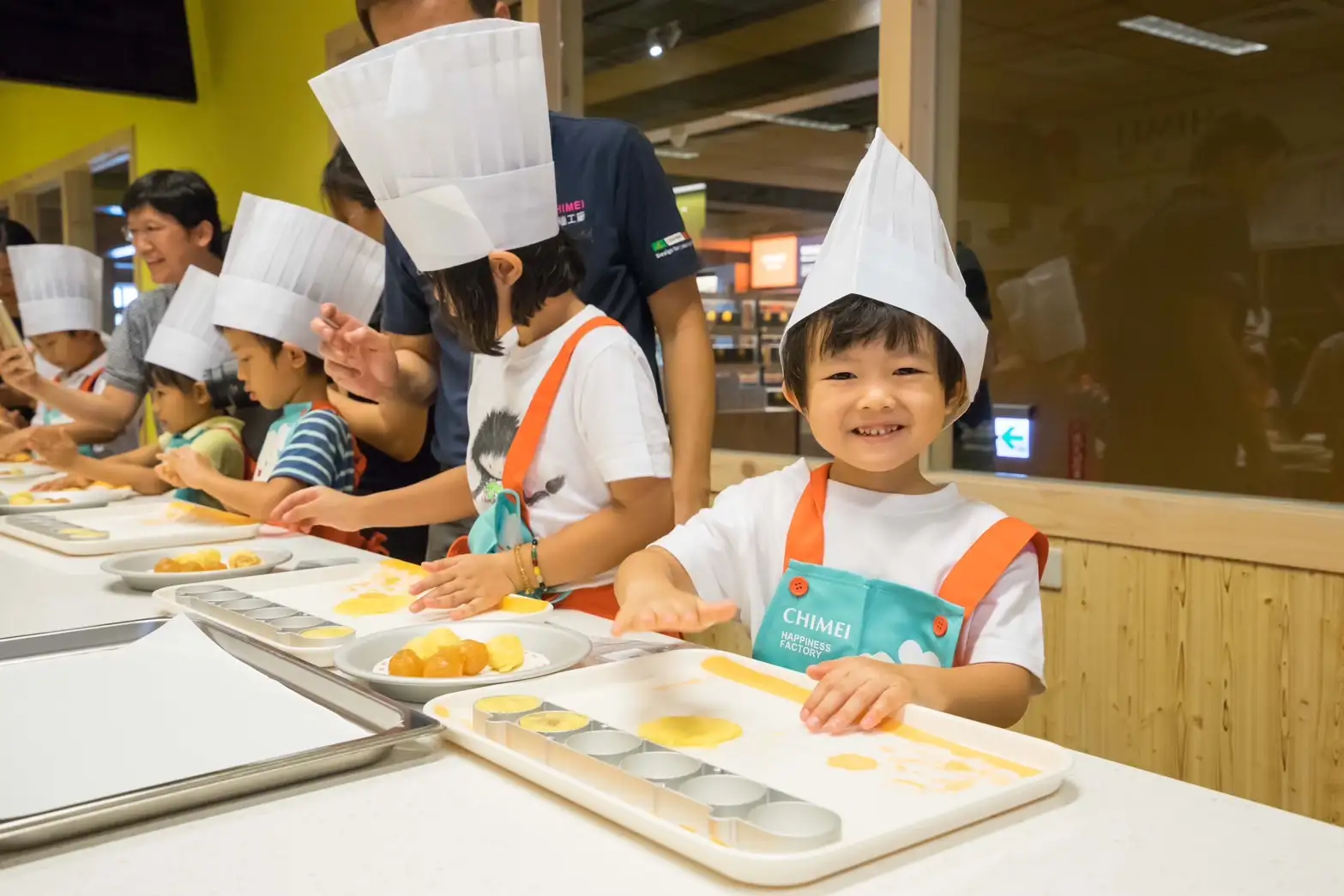 7月13日的「動物派對」，帶領小小學員進行杯子蛋糕DIY。（圖/捷絲旅提供）