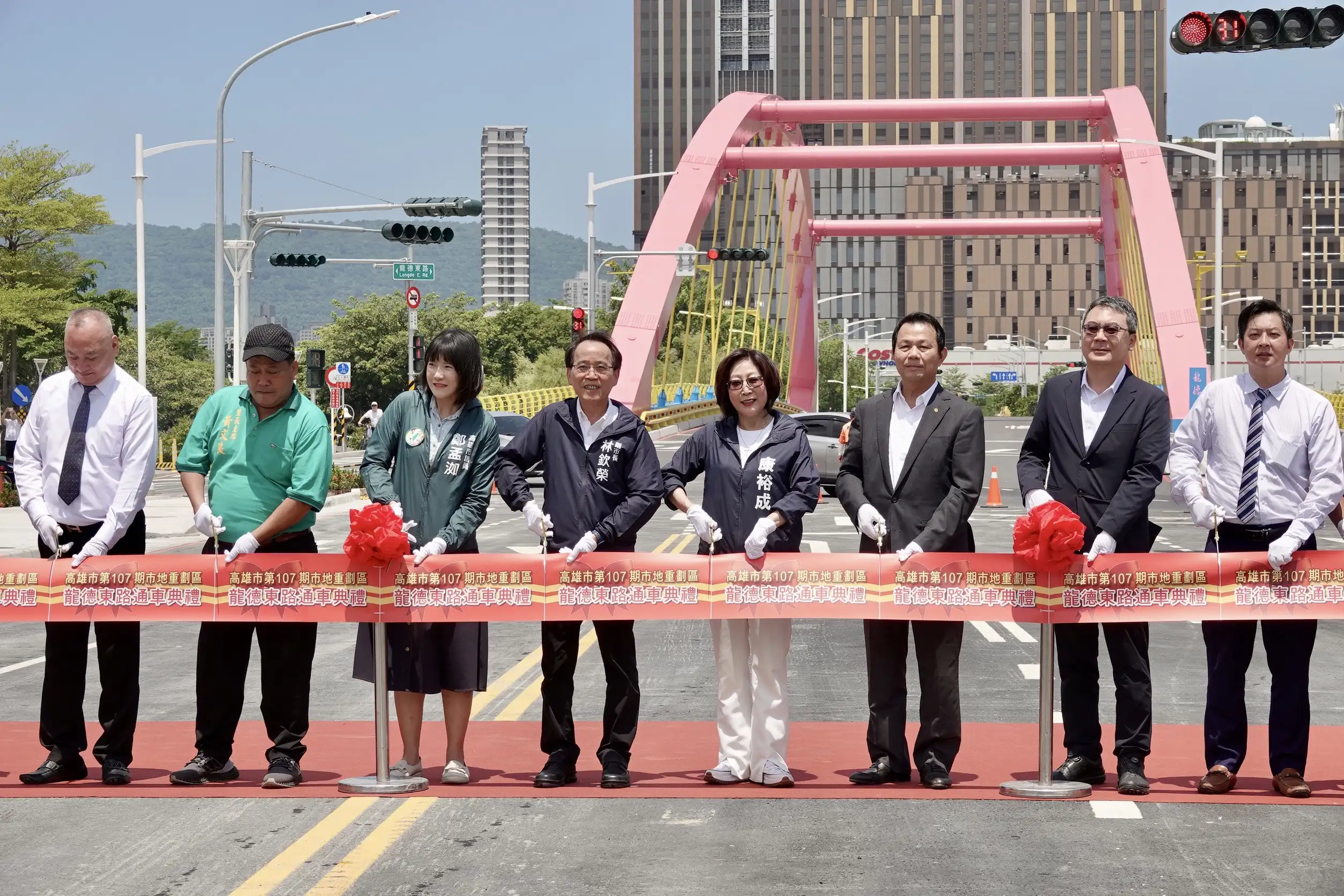 高雄市議長康裕成四日偕同在地議員歡喜見證龍德東路正式通車。（記者吳文欽攝）