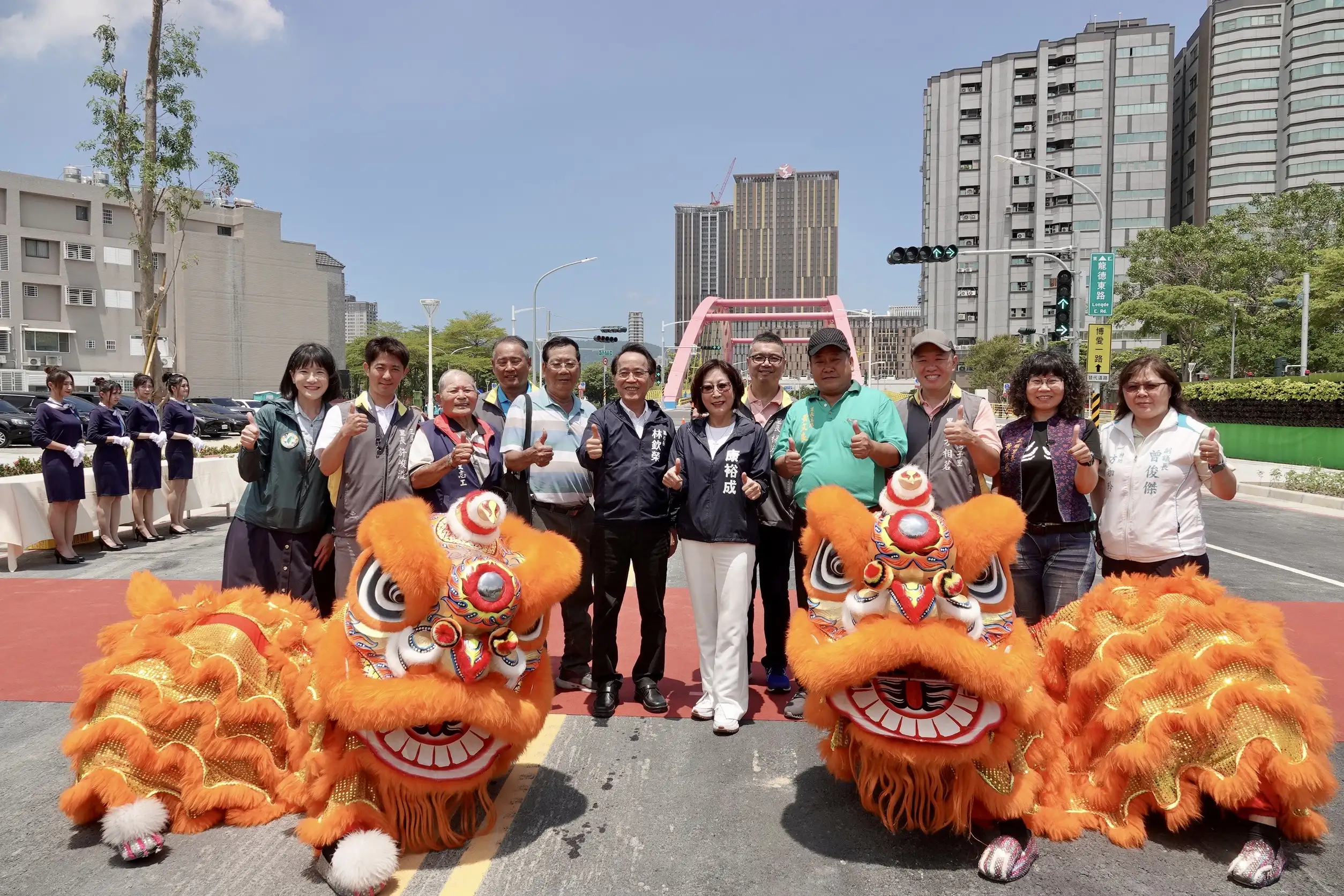 高雄市議長康裕成四日偕同在地議員歡喜見證龍德東路正式通車。（記者吳文欽攝）