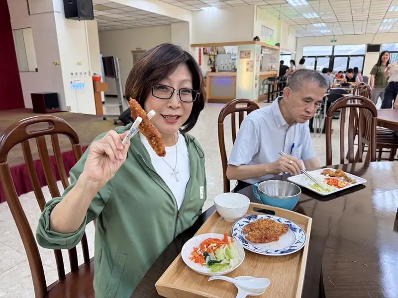 康議長在員工餐廳重新開張首日，帶著議會主管和同仁一起去現場用餐。（記者吳文欽攝）