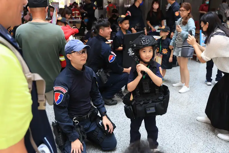 小小警察萌樣相當帥氣。（圖/高雄市警察局少年隊提供）