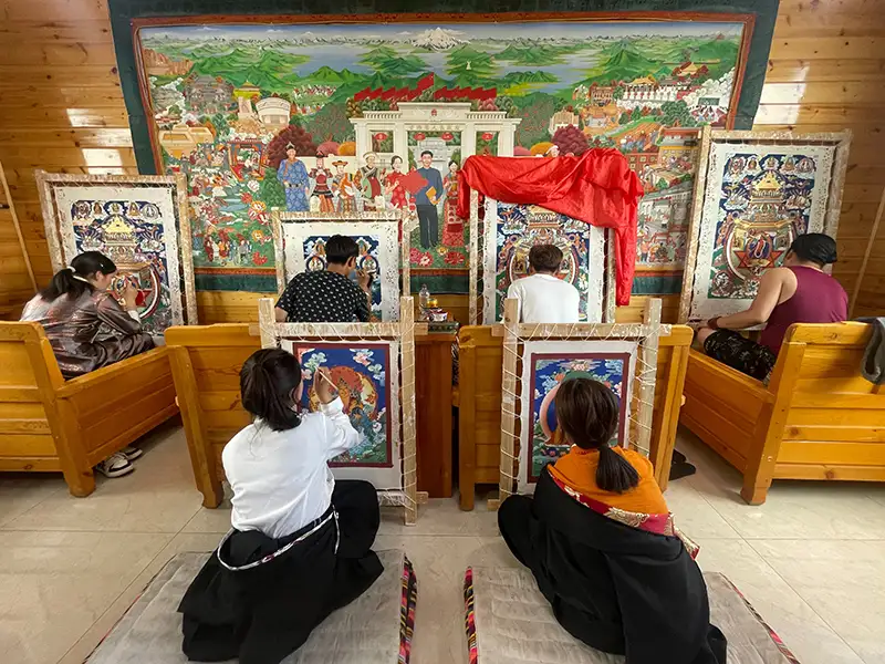 藏族唐卡是國家級非物質文化遺產，更登才讓在這裡設置人才培訓基地，培養藏族年輕一代的唐卡藝術家。(記者李帆純攝)