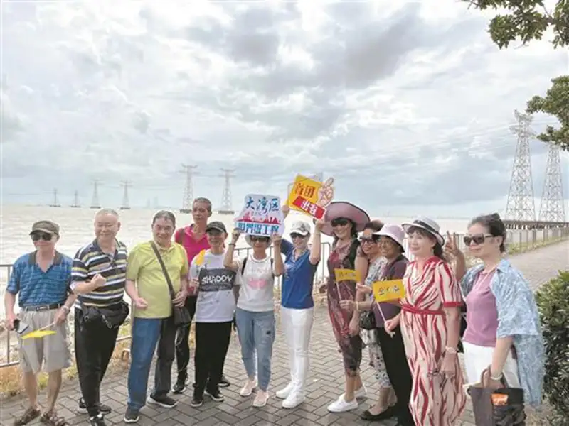 深中通道首團遊客開心與深中大橋合照。（圖/楊婉攝）