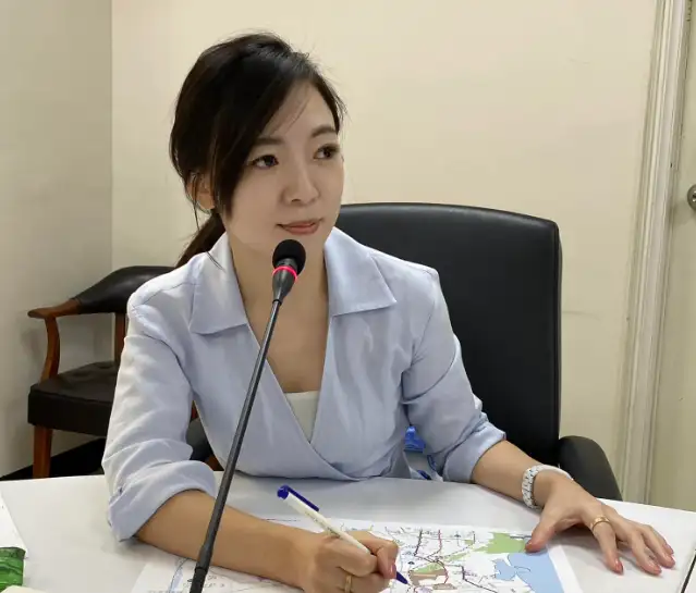 市議員白喬茵表示，立委黃捷每個月領廿萬元也領了快半年了，做點立委該做的事好嗎？（記者吳文欽攝）