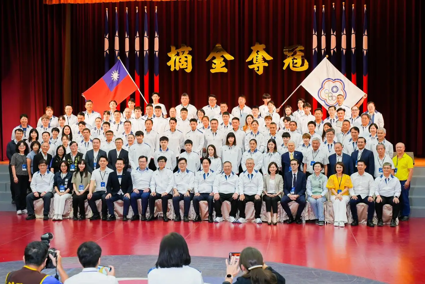 賴清德總統9日上午在高雄國家運動訓練中心出席我國參加第33屆巴黎奧林匹克運動會代表團授旗典禮。(記者吳文欽攝)