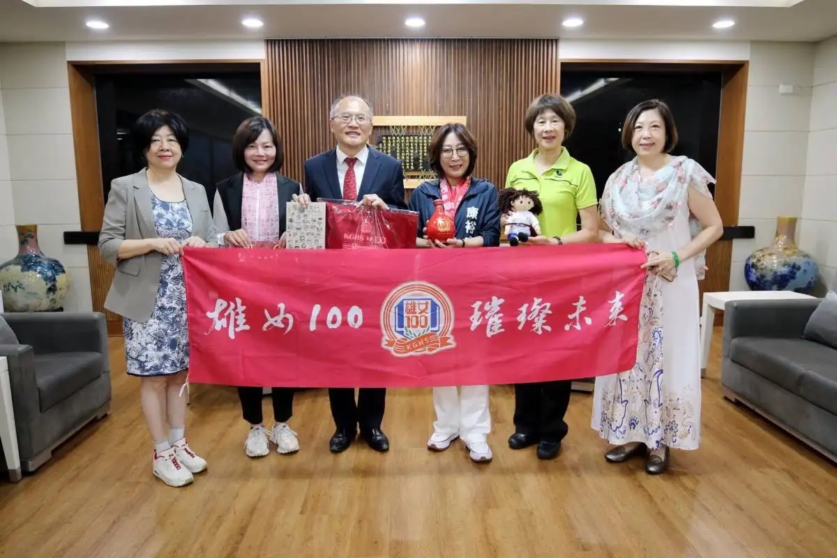 高雄女中校長鄭文儀拜會議長康裕成，為百年校慶活動宣傳暖身，並邀請康議長共襄盛舉。（記者吳文欽攝）