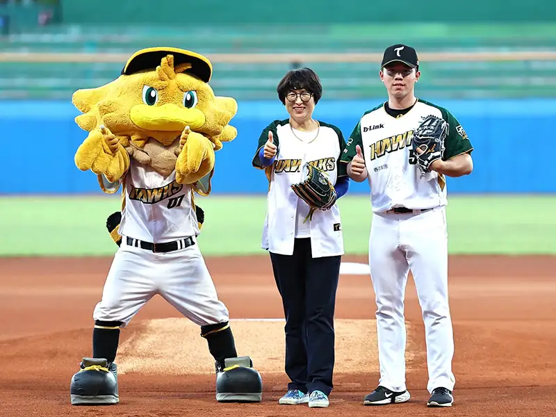 一日雙「球」！饒慶鈴縣長邀請全國鄉親來台東白天追熱氣球，晚上看棒球。（台東縣政府提供）