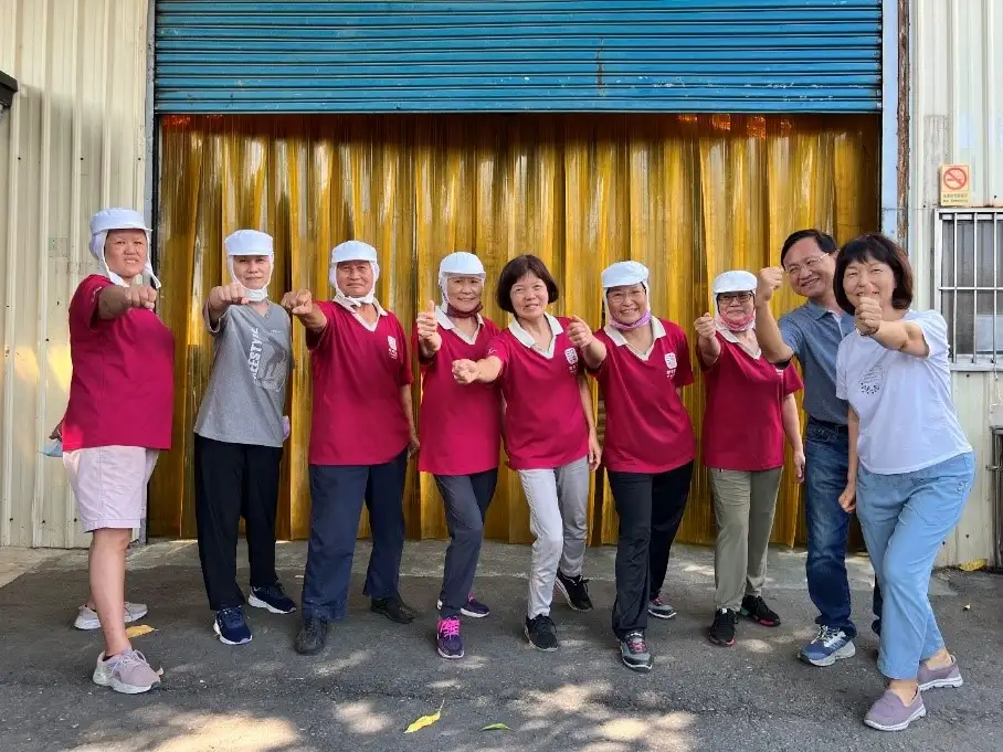成立 75年的源順食品與虎尾就業中心合作,已轉型為中高齡及高齡者的友善進用企業,獲頒「友善信賴廠商」。(圖/虎尾就業中心提供)
