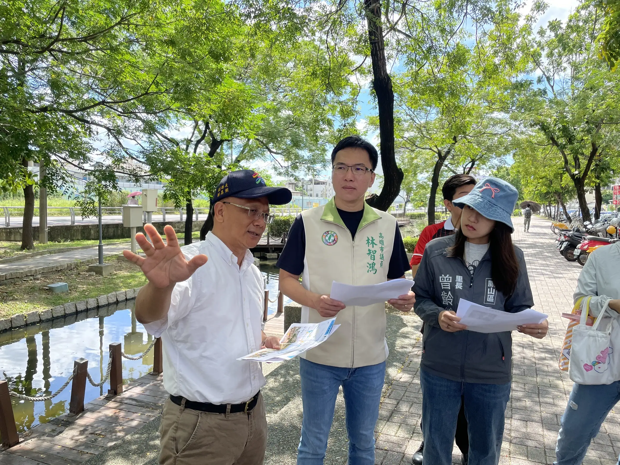 市議員林智鴻會勘鳳山曹公圳現有設施步道改善計畫,盼推展「曹公圳3.0」。(記者吳文欽攝)