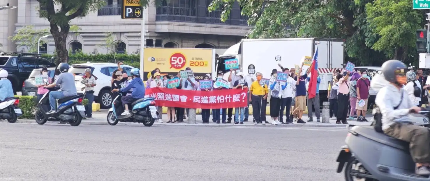 國民黨國會改革全國同步行動高雄場在苓雅區五福路及和平路口登場,上百名民眾用軟性的方式表達支持國會改革的訴求。(記者吳文欽攝)