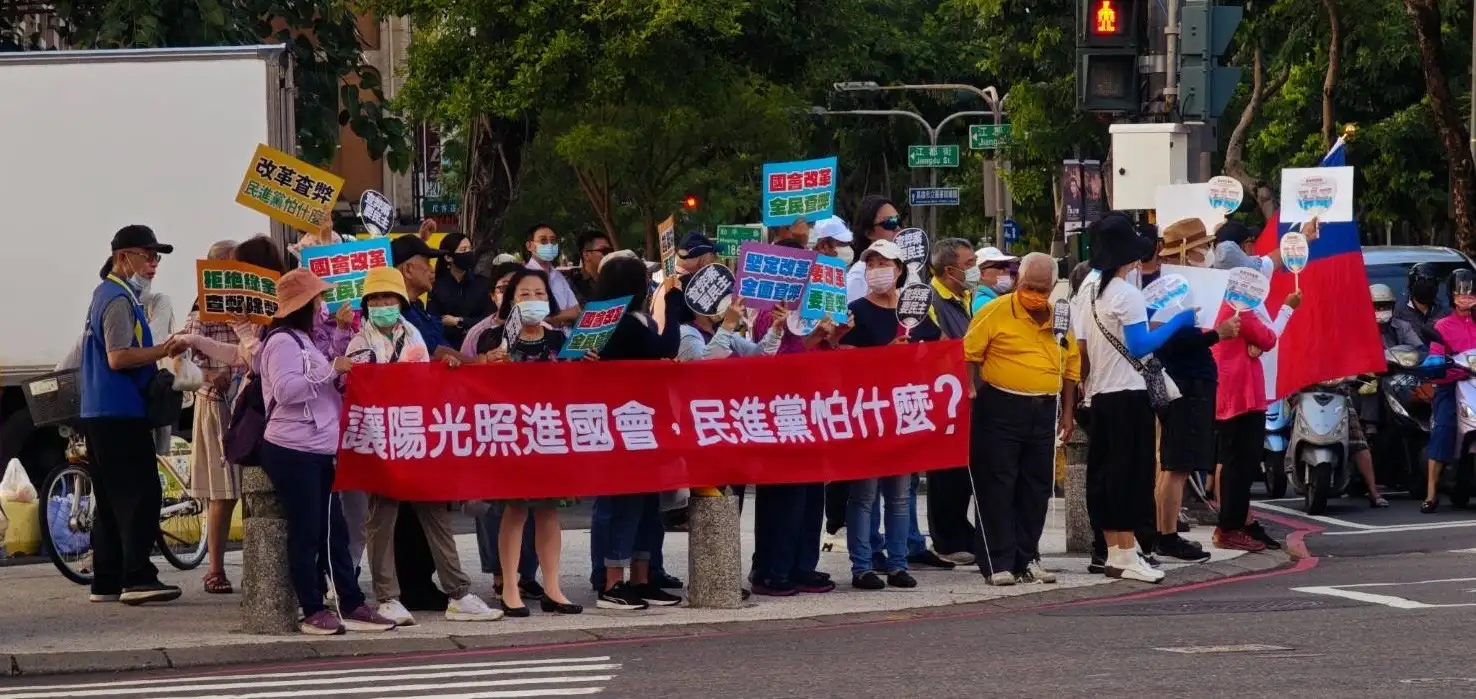 國民黨國會改革全國同步行動高雄場在苓雅區五福路及和平路口登場,上百名民眾用軟性的方式表達支持國會改革的訴求。(記者吳文欽攝)