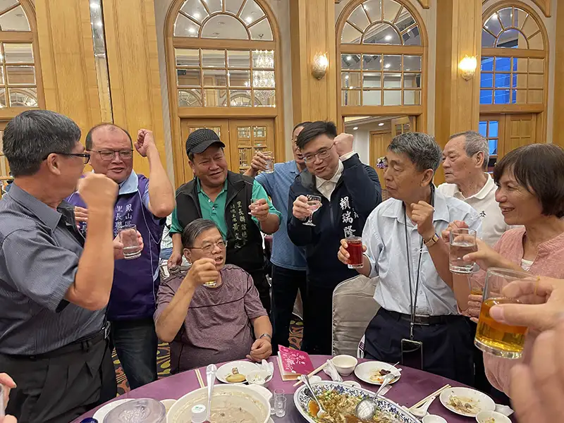 民進黨立委賴瑞隆十日晚間在寒軒飯店宴請新興前金苓雅等三區里長,席開十二桌。(記者吳文欽攝)