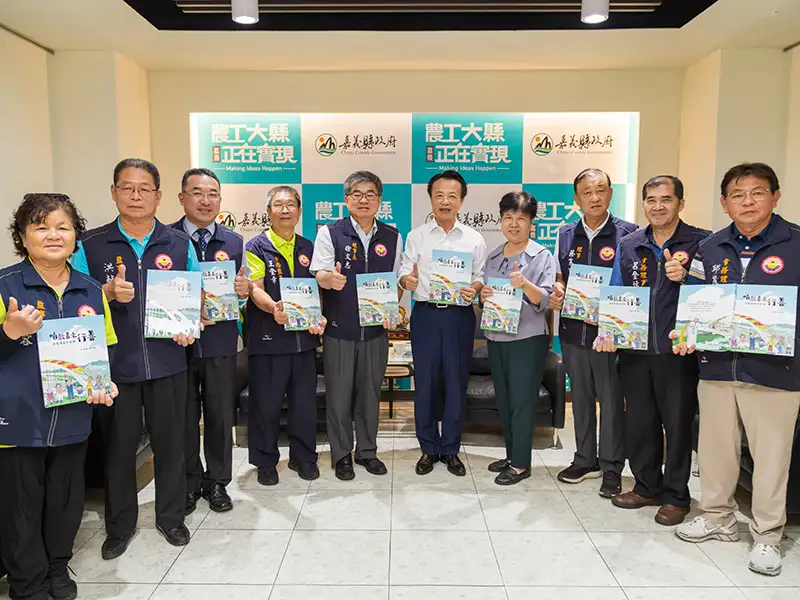 嘉義市嘉邑行善團慷慨捐贈上百本行善故事繪本給予嘉義縣,11日由縣長翁章梁代表受贈。(記者張振興翻攝)