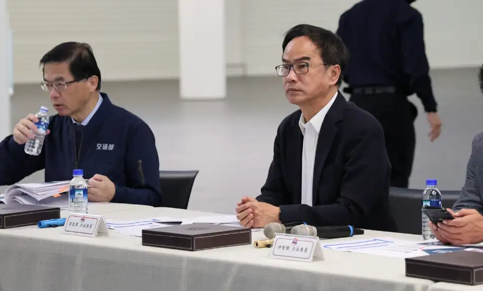 立委李昆澤與許智傑邀請交通部長李孟諺及數發部葉寧次長,前往高雄港針對高雄旅運大樓、第七貨櫃中心周邊基礎建設等辦理情形進行現勘。(記者吳文欽攝)