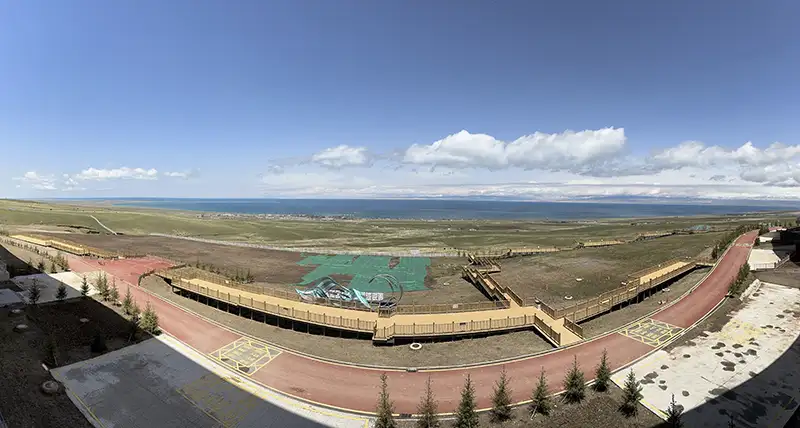 青海湖觀湖大酒店的房間或露台上可欣賞到青海湖壯麗的自然風光。(記者李帆純攝)