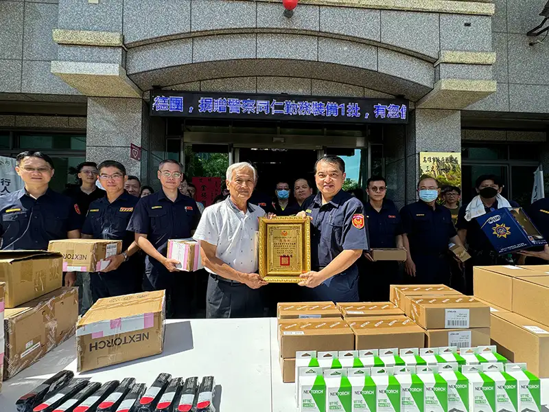 高雄市三塊厝興德團捐贈三民一分局LED肩燈、噴霧器及止血帶一批,分局長謝承甫回贈感謝狀。(圖/三民一分局提供)