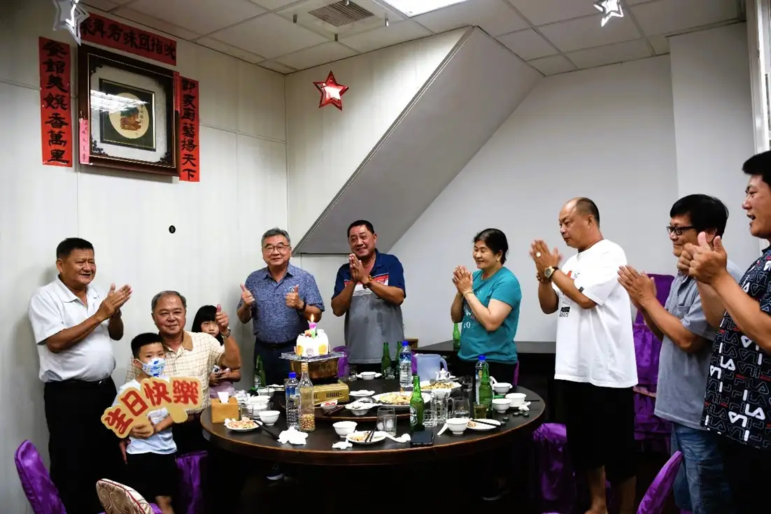 郭家餐館平日以社區餐館型態供應日常餐食，特殊時刻也提供民眾訂席。(圖/張振興 翻攝)