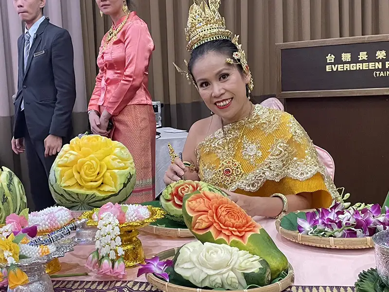 泰式美食除了酸辣開胃外，精緻的果雕更是讓餐桌增色不少(圖/記者林怡孜攝)